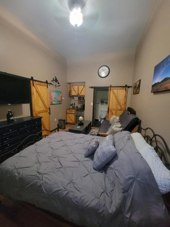 ein Schlafzimmer mit einem großen Bett mit Kissen darauf in der Unterkunft The Colburn Schoolhouse - Geography suite in Sandpoint