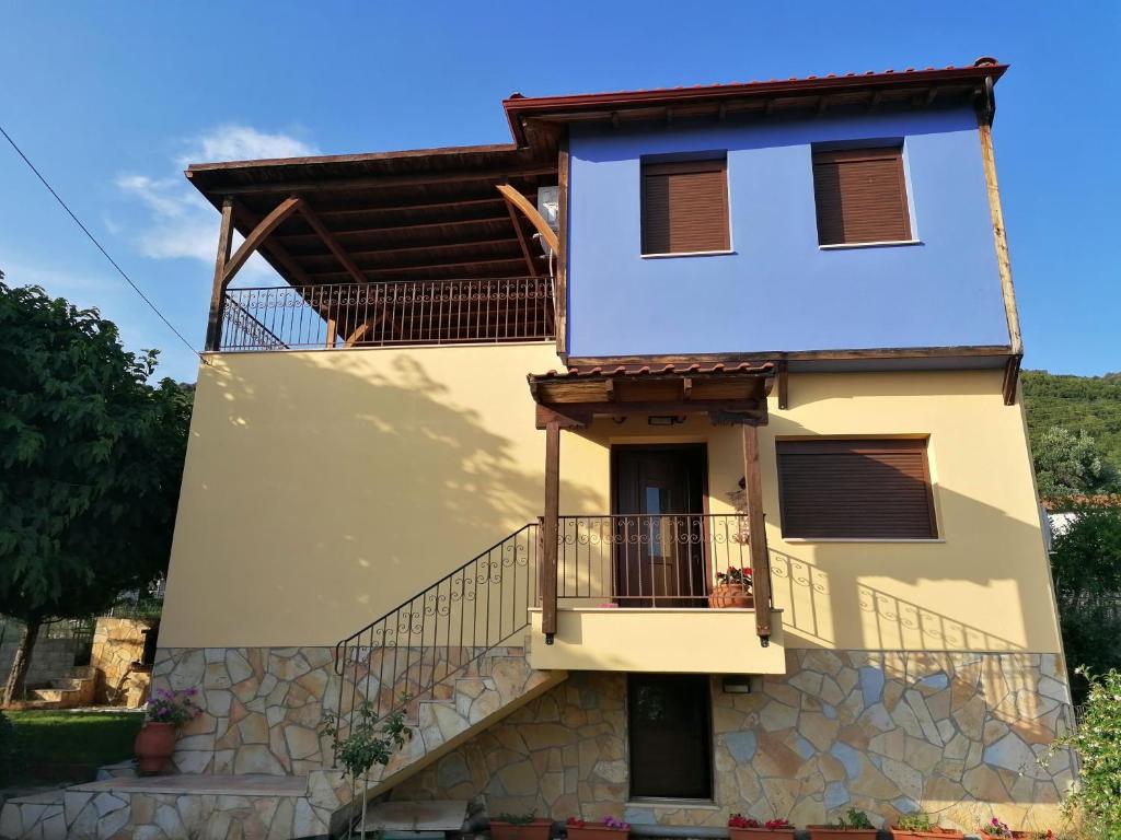 Casa blanca con balcón y cielo azul en Papaioannou - Gomati Chalkidikis, en Megáli Panayía