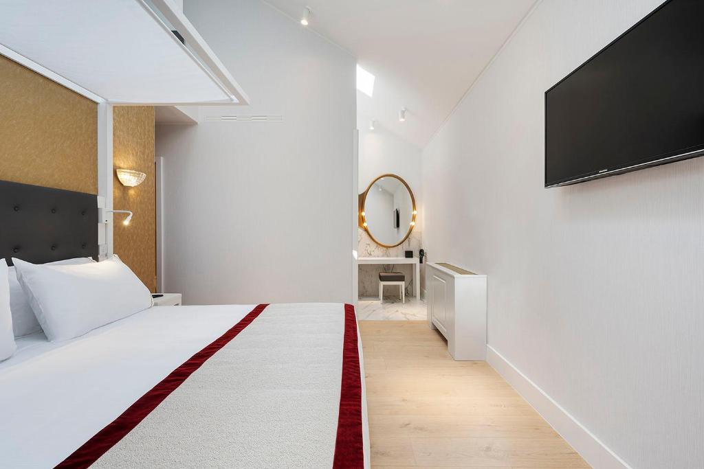A bed or beds in a room at Áurea Ana Palace by Eurostars Hotel Company