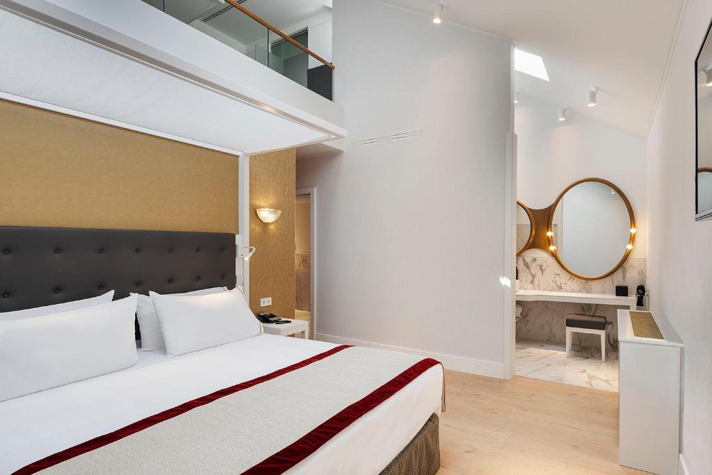 A bed or beds in a room at Áurea Ana Palace by Eurostars Hotel Company