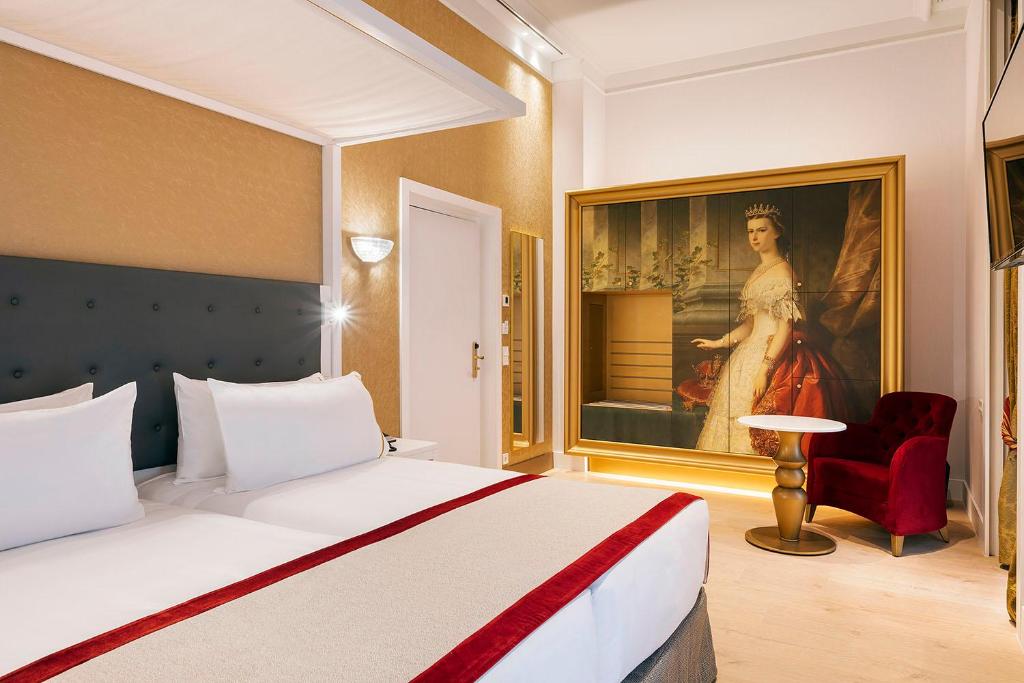 A bed or beds in a room at Áurea Ana Palace by Eurostars Hotel Company