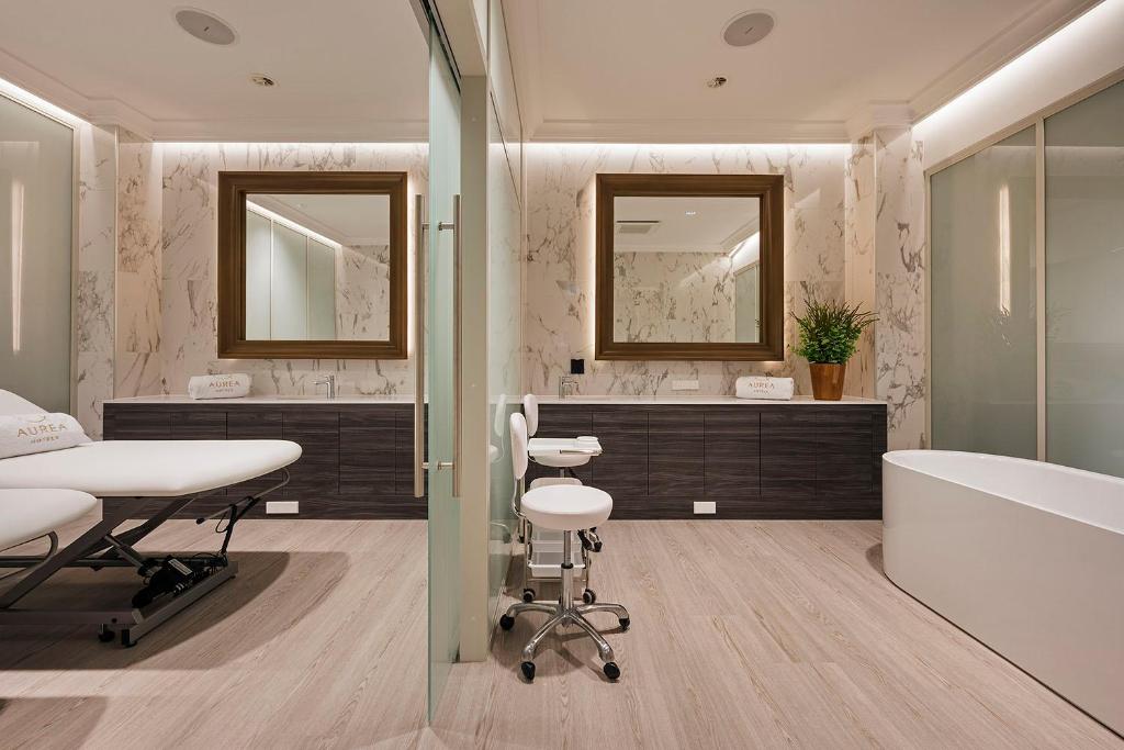 A bathroom at Áurea Ana Palace by Eurostars Hotel Company