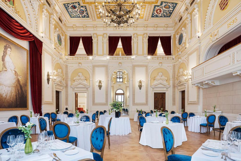 A restaurant or other place to eat at Áurea Ana Palace by Eurostars Hotel Company