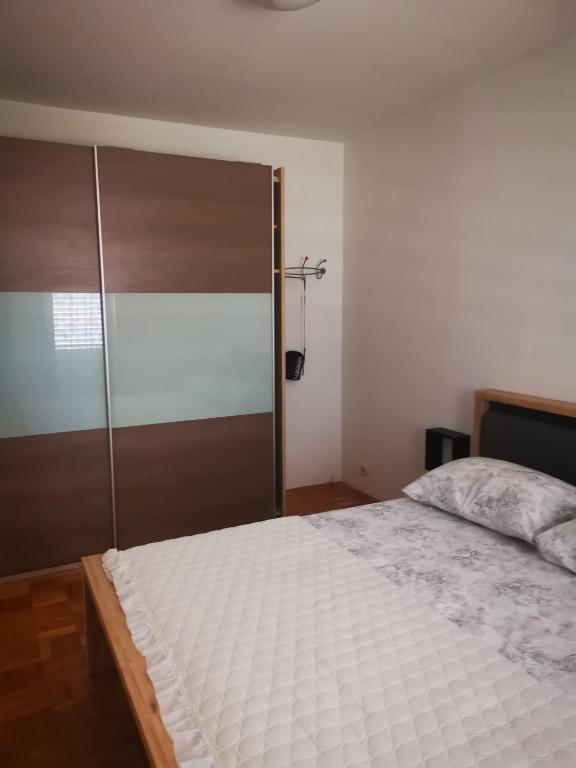 Postel nebo postele na pokoji v ubytování Apartmani "Mary"