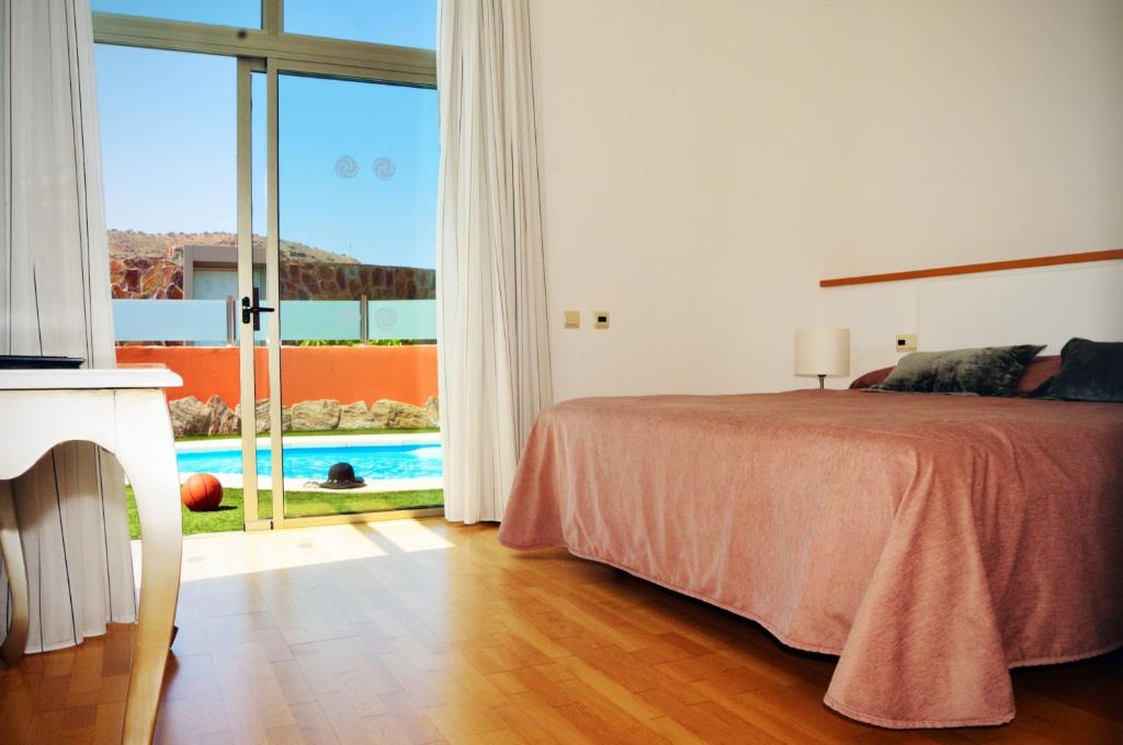 Postel nebo postele na pokoji v ubytování Villas Opal Anfi Tauro