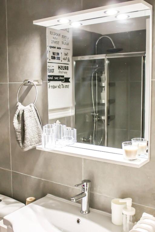 Zdjęcie z galerii obiektu Outstanding One Bedroom Flisvos Apartment w Atenach