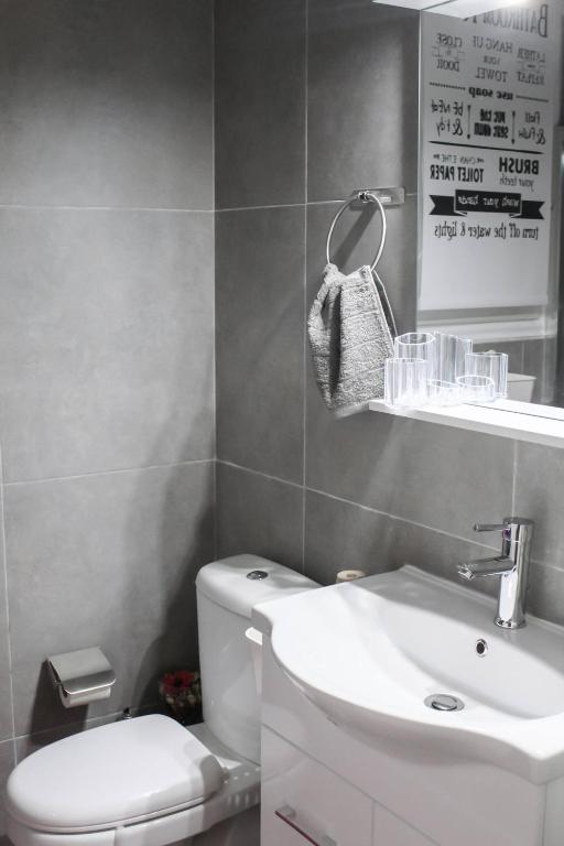Zdjęcie z galerii obiektu Outstanding One Bedroom Flisvos Apartment w Atenach