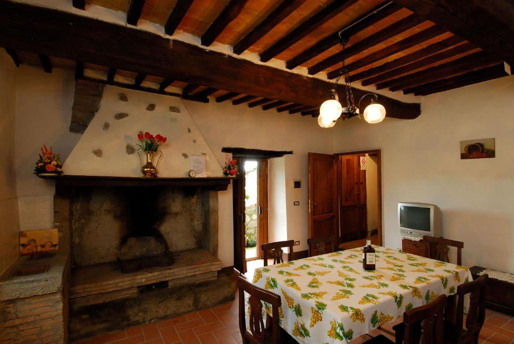 jadalnia ze stołem i kominkiem w obiekcie A stay surrounded by greenery - Agriturismo La Piaggia -app 3 guests w mieście Vivo dʼOrcia