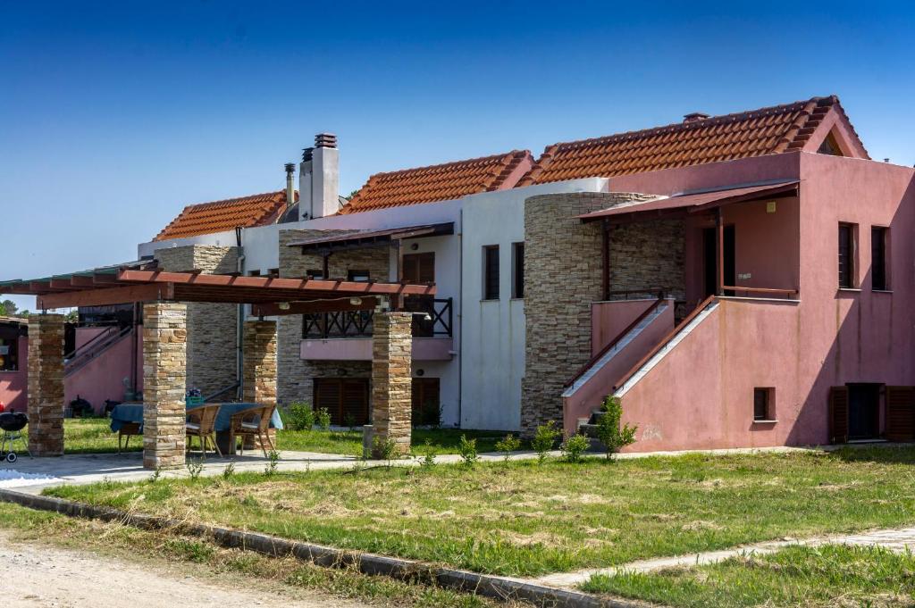 una casa con una extensión del techo con un patio en Seaview Maisonette, en Ierissos