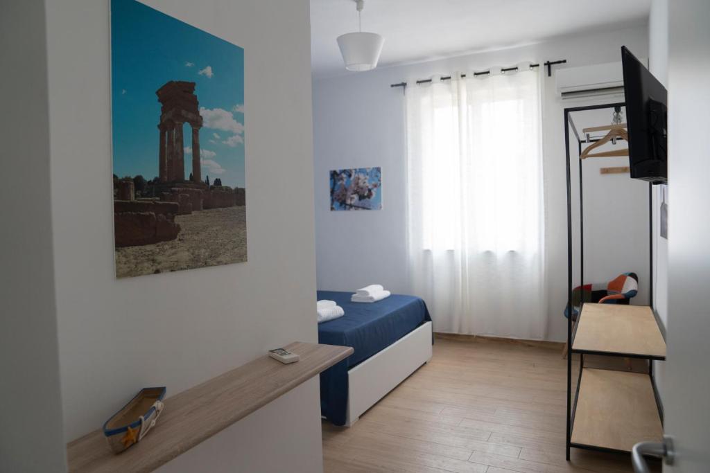 Televízia a/alebo spoločenská miestnosť v ubytovaní B&B Socrate