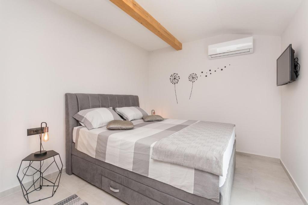 Łóżko lub łóżka w pokoju w obiekcie Villa Blackwood ZadarVillas