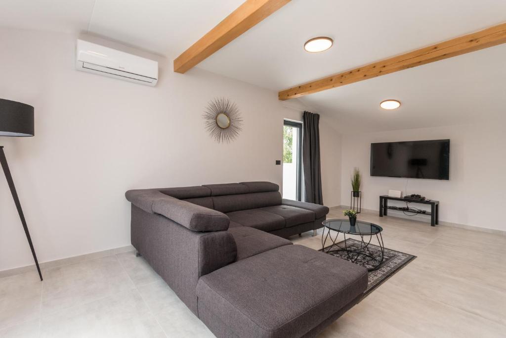 Telewizja i/lub zestaw kina domowego w obiekcie Villa Blackwood ZadarVillas