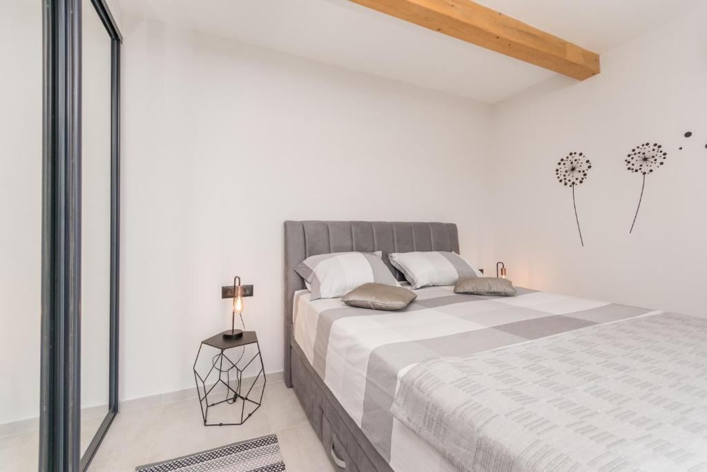 Łóżko lub łóżka w pokoju w obiekcie Villa Blackwood ZadarVillas