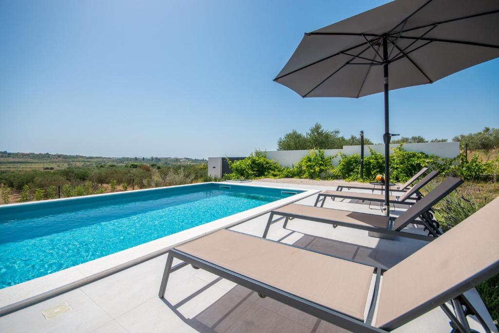 Basen w obiekcie Villa Blackwood ZadarVillas lub w pobliżu