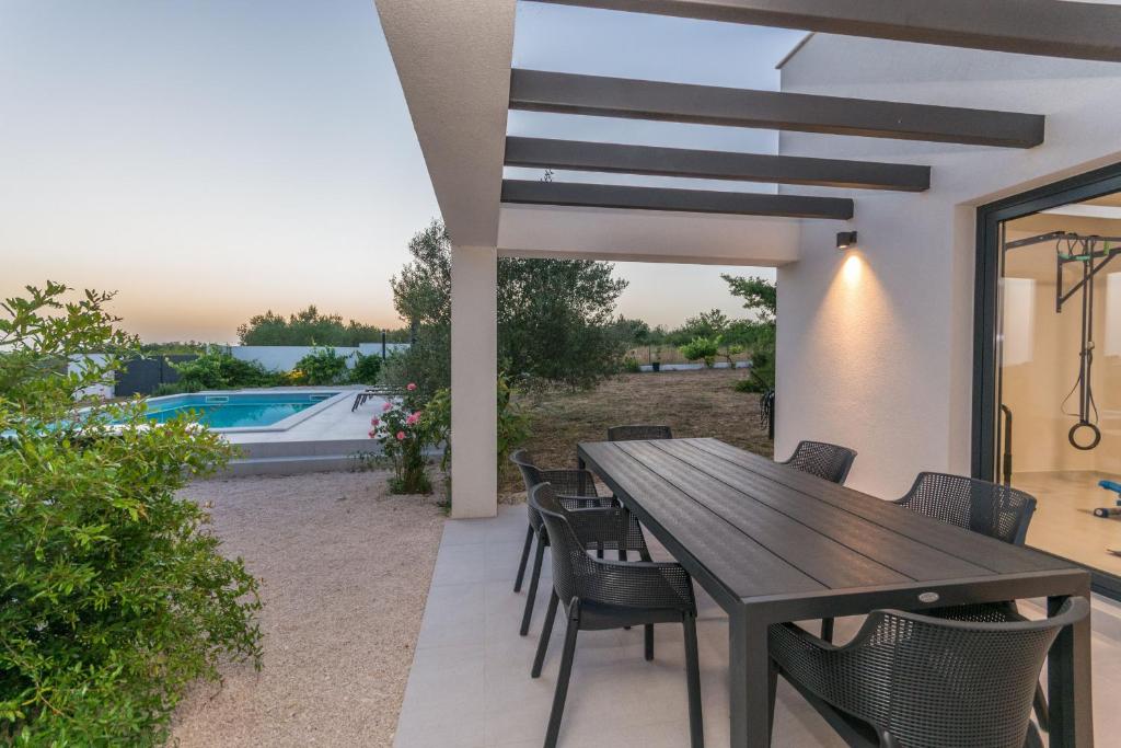 Basen w obiekcie Villa Blackwood ZadarVillas lub w pobliżu