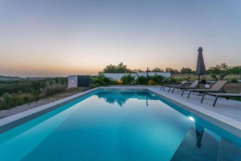 Basen w obiekcie Villa Blackwood ZadarVillas lub w pobliżu