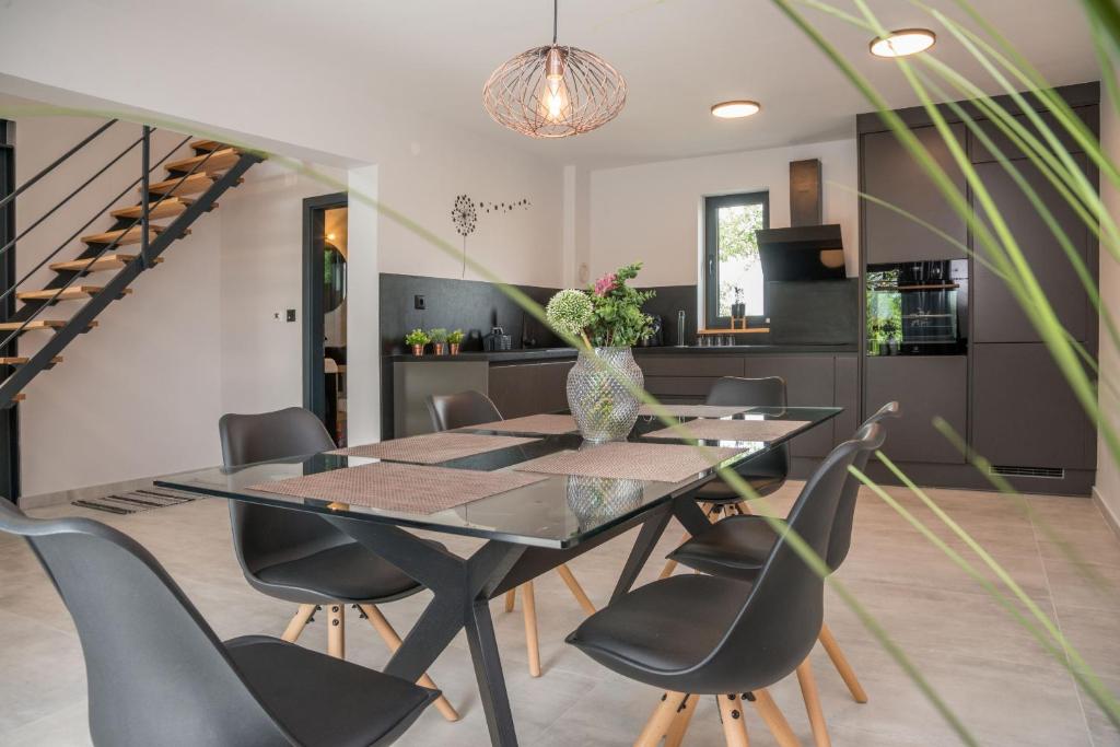 Kuchnia lub aneks kuchenny w obiekcie Villa Blackwood ZadarVillas