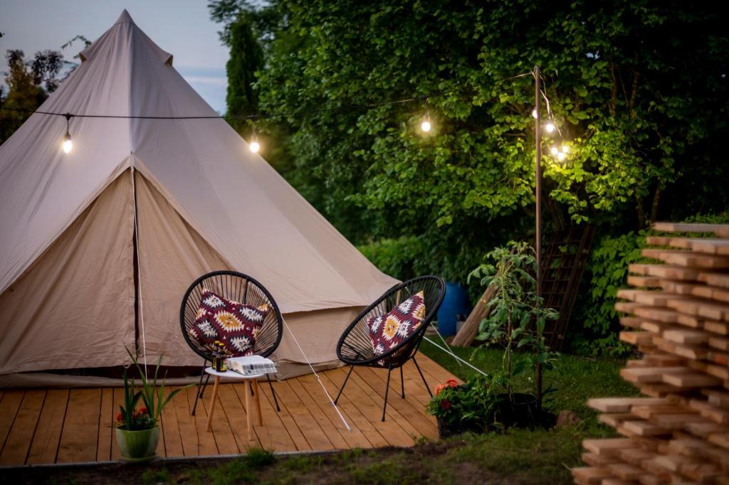Vonkajšia záhrada v ubytovaní Pokoje u Basi Glamping Mikołajki