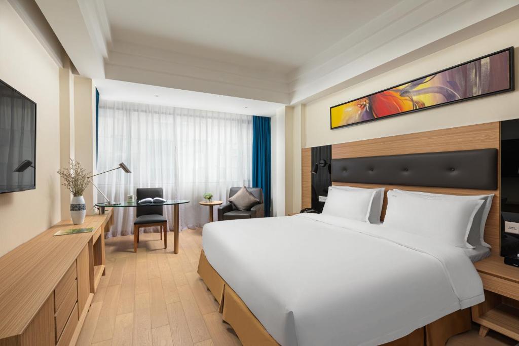 Postel nebo postele na pokoji v ubytování Holiday Inn Shanghai Hongqiao Central by IHG