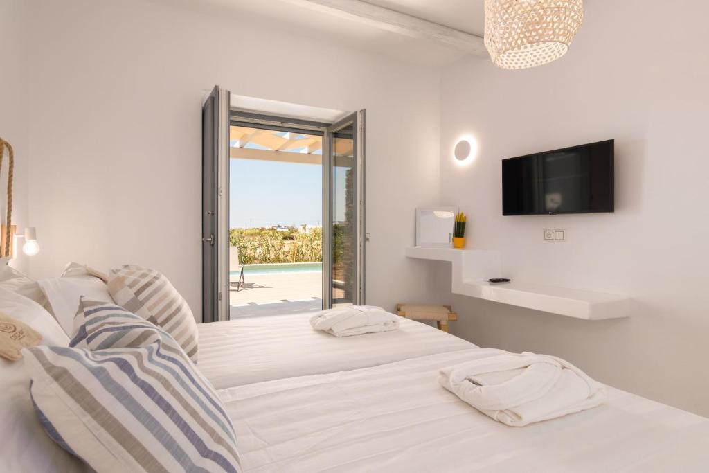 Кровать или кровати в номере Isalos Villas Naxos