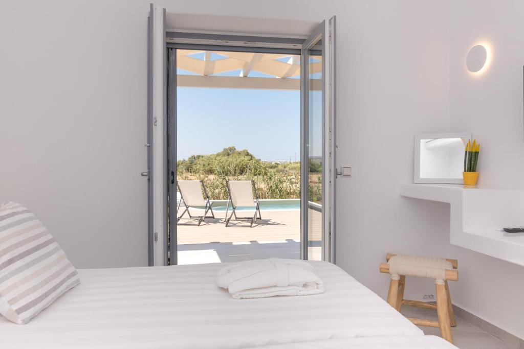 Кровать или кровати в номере Isalos Villas Naxos