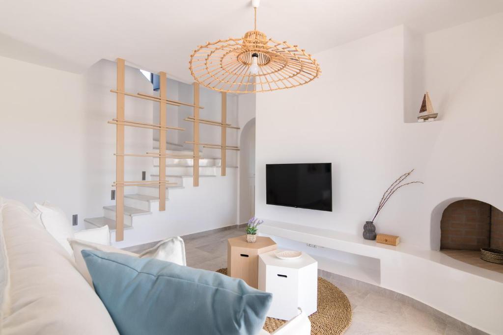 Телевизор и/или развлекательный центр в Isalos Villas Naxos