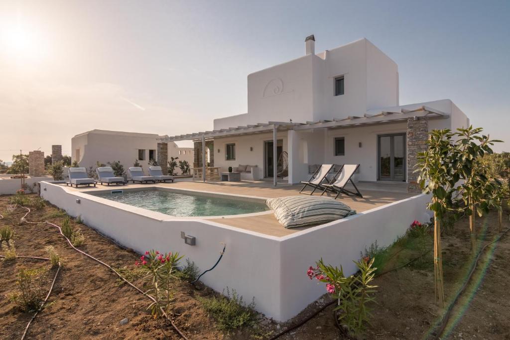 Бассейн в Isalos Villas Naxos или поблизости