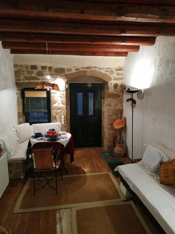 - un salon avec une table et un canapé dans l'établissement Spitaki traditional house, à Vóroi