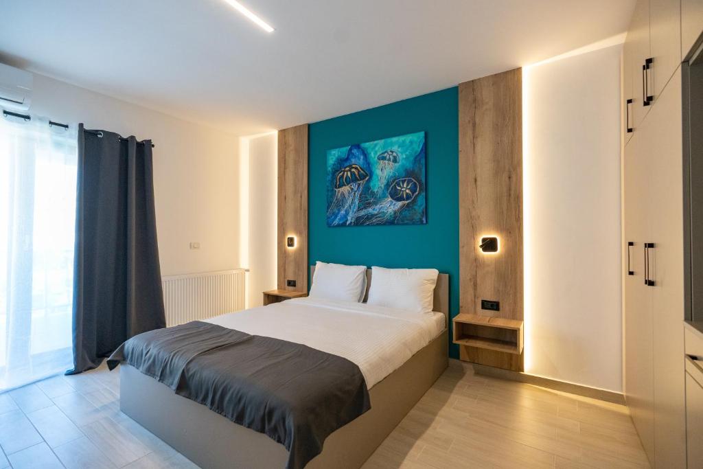 - une chambre avec un grand lit et un mur bleu dans l'établissement Onda Boutique Hotel, à Mamaia Nord – Năvodari