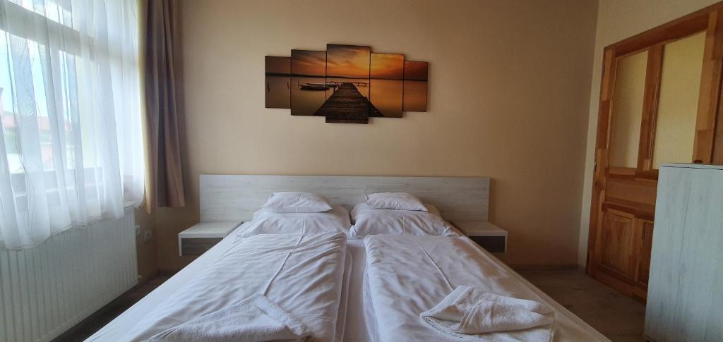 Voodi või voodid majutusasutuse Elringat-lak Apartmanház toas