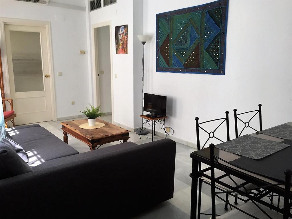 Posezení v ubytování Luminoso y amplio apartamento en el centro histórico de Sevilla