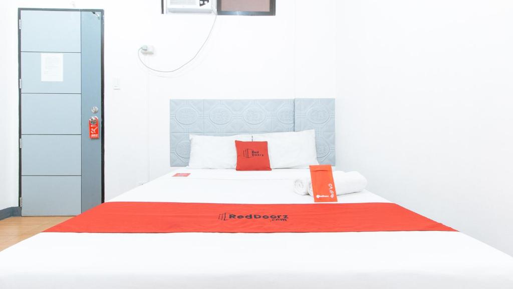 Postel nebo postele na pokoji v ubytování RedDoorz at CAA Road Las Pinas