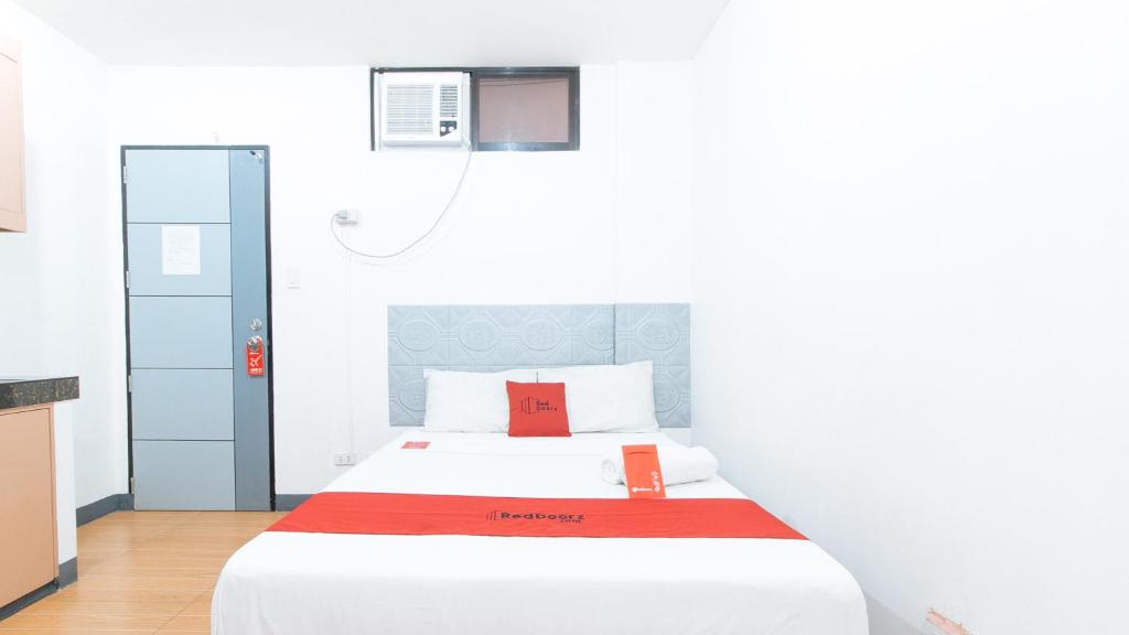 Postel nebo postele na pokoji v ubytování RedDoorz at CAA Road Las Pinas