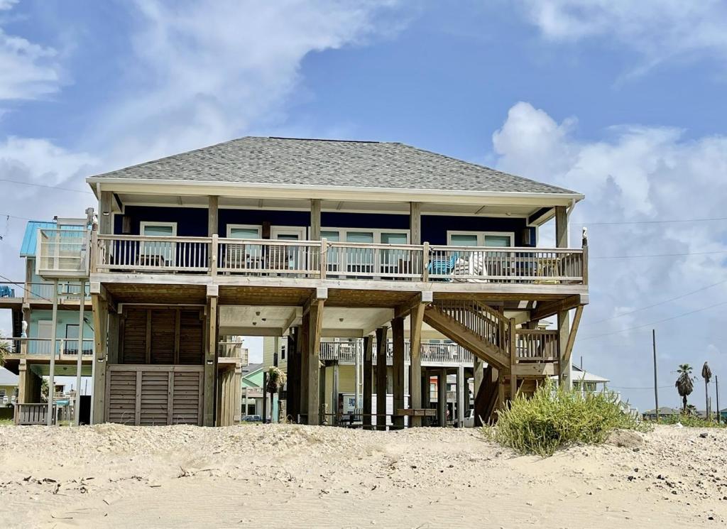 ein großes Haus am Strand mit in der Unterkunft Amazing Grace home in Stingaree