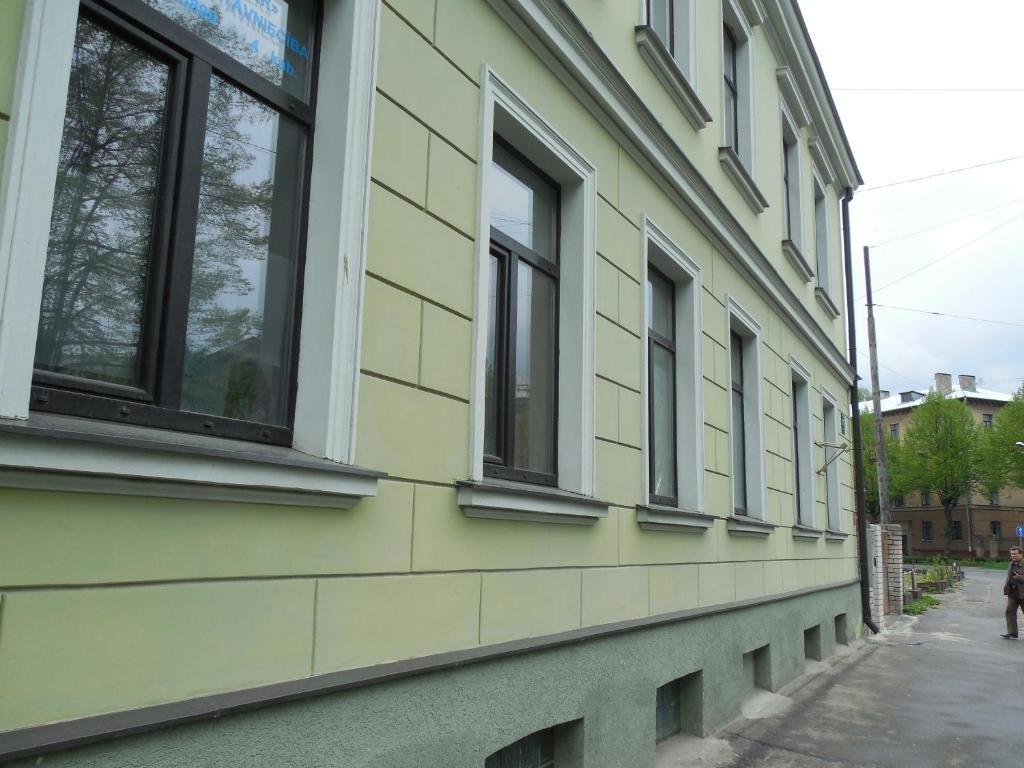 un edificio amarillo con ventanas en una calle en Gogol Park en Riga