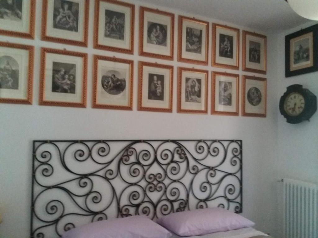 Postel nebo postele na pokoji v ubytování Casa Intignano - Camera con bagno e portico vista lago