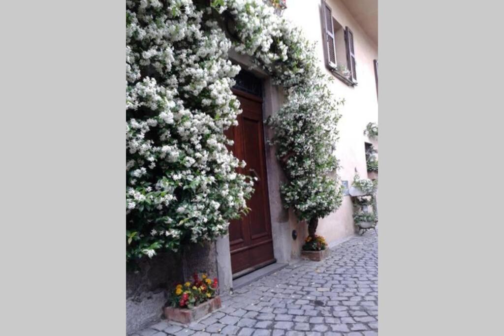 een gebouw met een deur met bloemen erop bij Il gelsomino di Isia in Orvieto