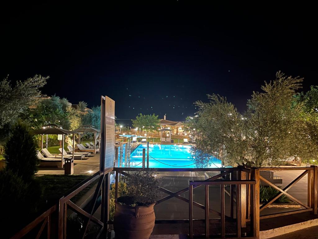 Bazén v ubytování Mystras Grand Palace Resort & Spa nebo v jeho okolí