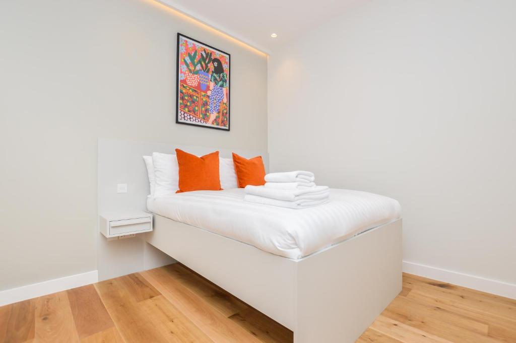Postel nebo postele na pokoji v ubytování StayPrime Kensington Serviced Apartments