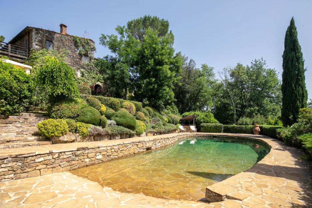 een zwembad midden in een tuin bij Villa la Corte in Fattoria Montecchio
