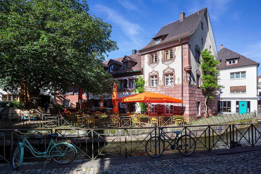 un groupe de vélos garés devant un bâtiment dans l'établissement Hotel & Restaurant Sichelschmiede, à Fribourg-en-Brisgau