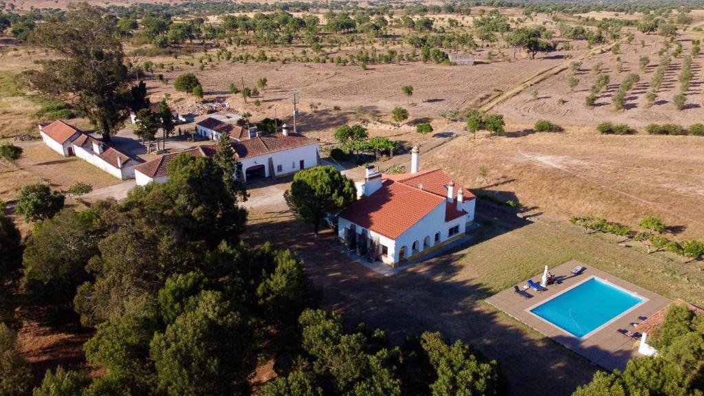 een luchtfoto van een huis met een zwembad bij Cork Hills Farmhouse in Monte da Pedra
