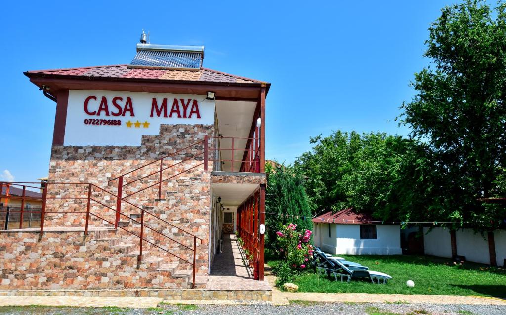 een gebouw met een bord waarop staat: casa maaza bij Vila Maya in Vama Veche