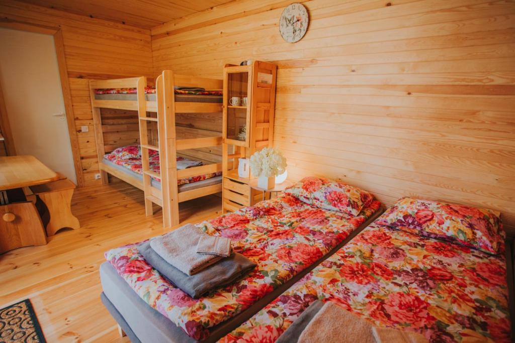um quarto com uma cama e beliches num camarote em Kroņkalniņi em Lapmezciems