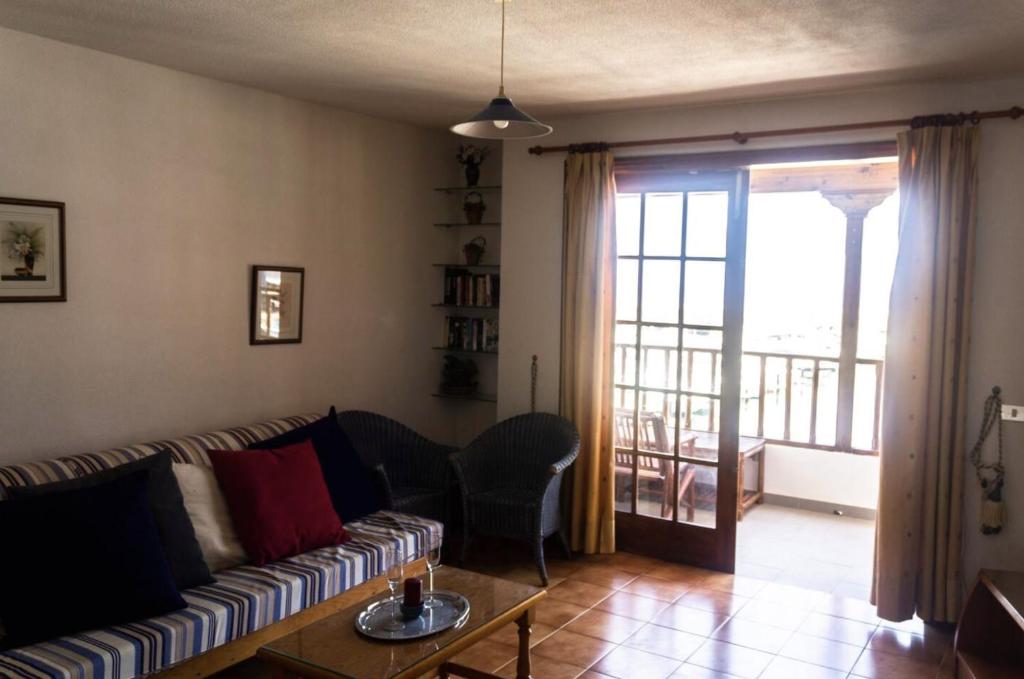 A seating area at Beachfront & Sunny Apartment Los Gigantes
