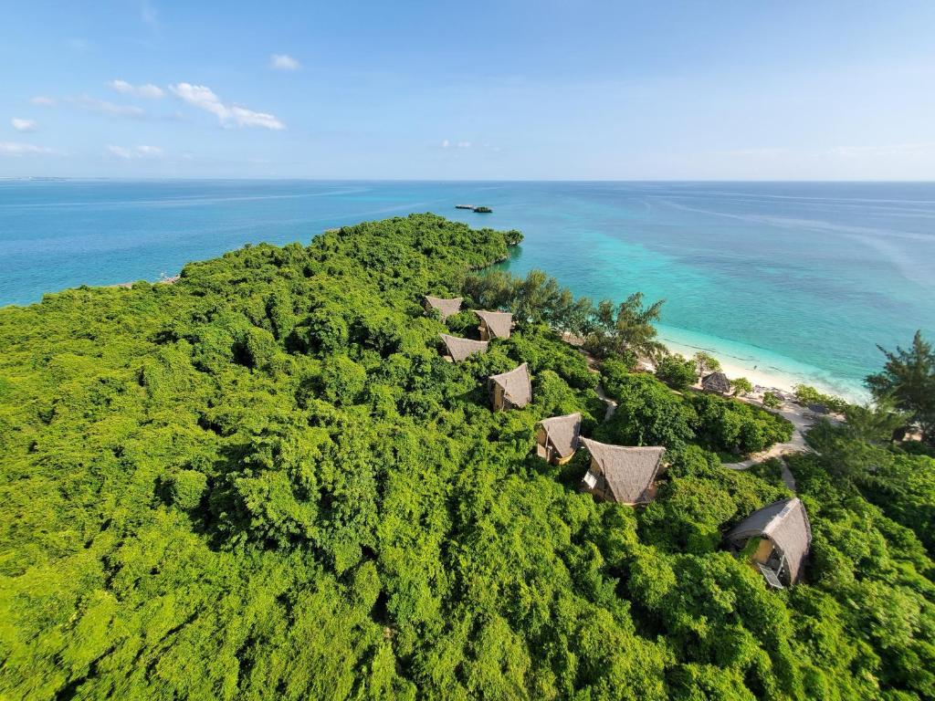 una vista aérea de una isla tropical con casas y el océano en Chumbe Island Coral Park en Mbweni