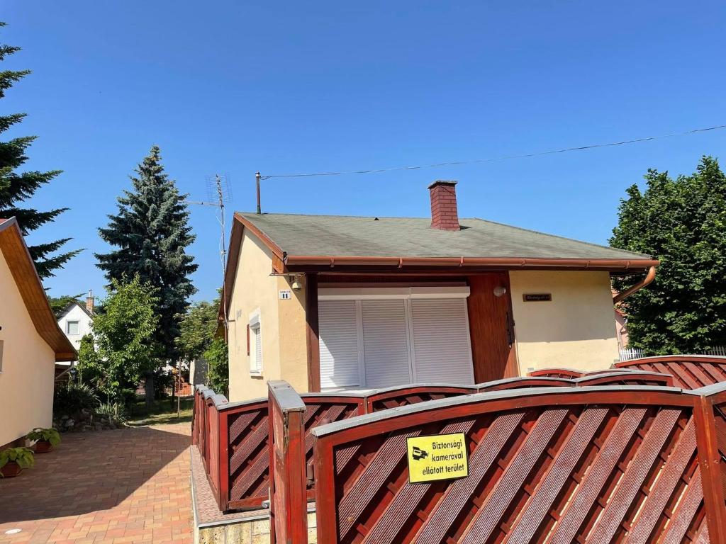 ボガーチにあるDenFi Vendégházの木塀の家