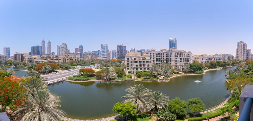 Foto da galeria de RH - Beautiful canal view, Sleek & spacious Studio, central location em Dubai