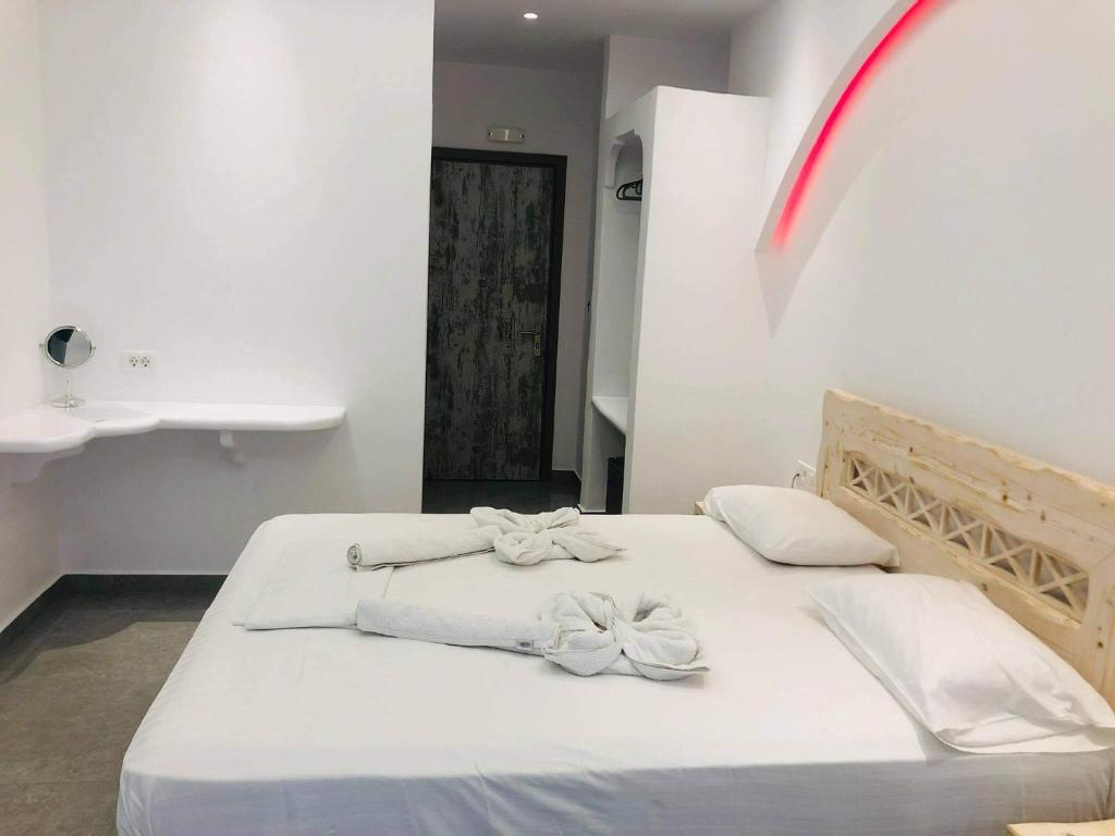 Łóżko lub łóżka w pokoju w obiekcie Cyclades Hotel