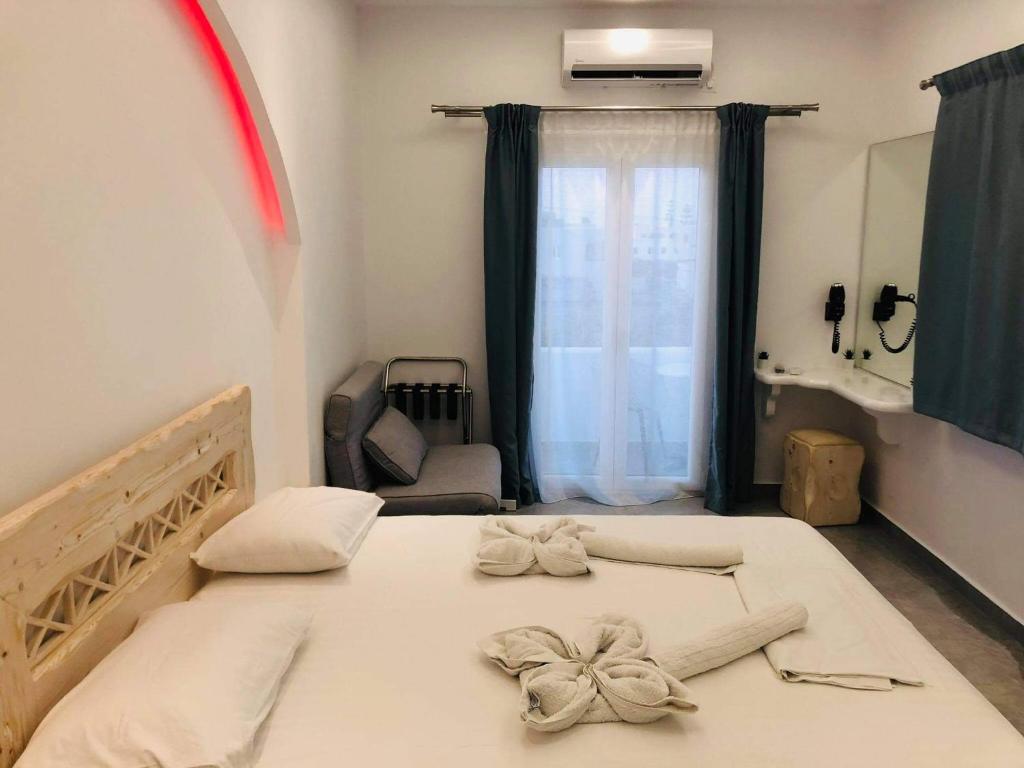 Łóżko lub łóżka w pokoju w obiekcie Cyclades Hotel